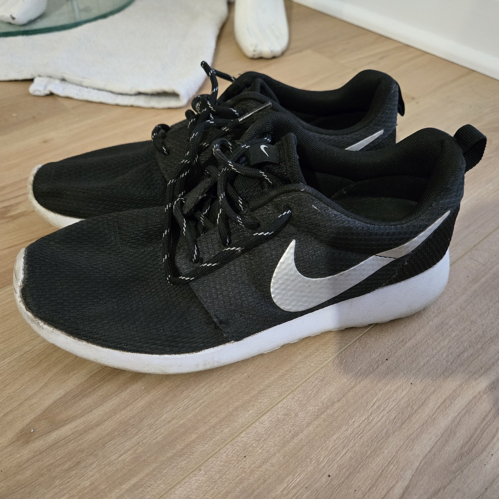Nike Men's Black and White Sneakers